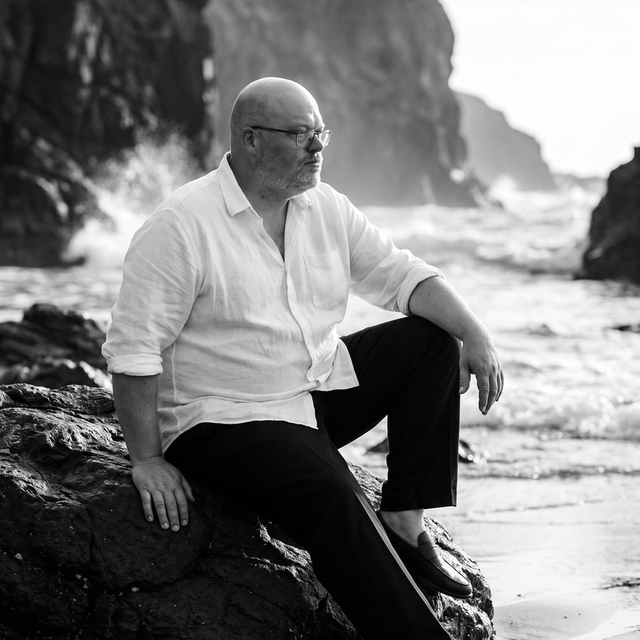 Schwarzweißportrait am Meer
